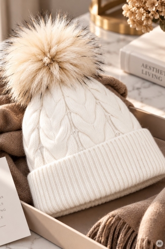 Czapka beanie śmietankowa damska z ozdobnym warkoczowym splotem i miękkim pomponem Pampaneira