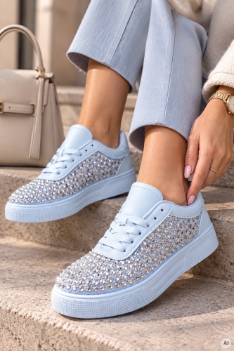 Sneakersy damskie błękitne z dużymi cyrkoniami sznurowane na grubej podeszwie Teravola
