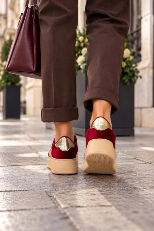 Eleganckie sneakersy bordowe damskie z welurową cholewką na platformie i złotymi detalami Mogarraz