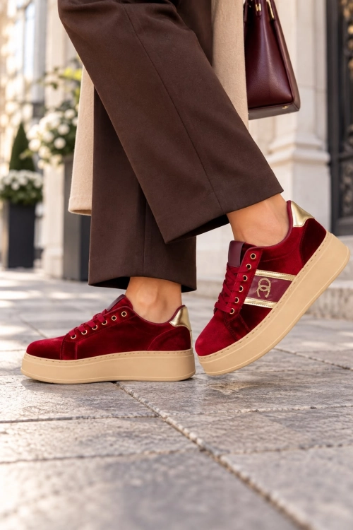 Sneakersy damskie bordowe welurowe na platformie ze złotymi detalami Mogarraz