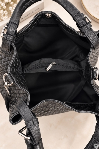 Czarna torebka damska shopper z plecionej skóry o eleganckim fasonie Suances
