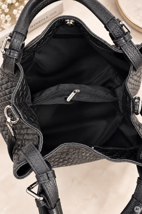 Czarna torebka damska shopper z plecionej skóry o eleganckim fasonie Suances