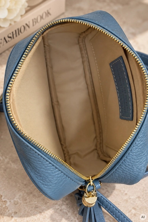Skórzana torebka crossbody w kolorze jeansowym Terrassa.
