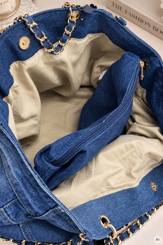 Jeansowa torebka damska shopper z cekinową wstawką i wyjmowaną saszetką Cornago