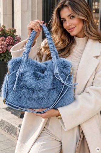 Torebka damska shopper futrzana niebieska z regulowanym paskiem Abanilla