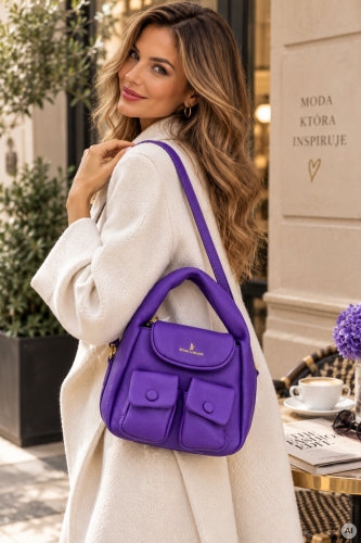Fioletowa torebka crossbody Narbona z długim regulowanym paskiem.