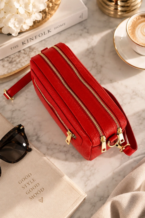 Elegancka torebka listonoszka czerwona skórzana z funkcją noszenia crossbody Benabarre