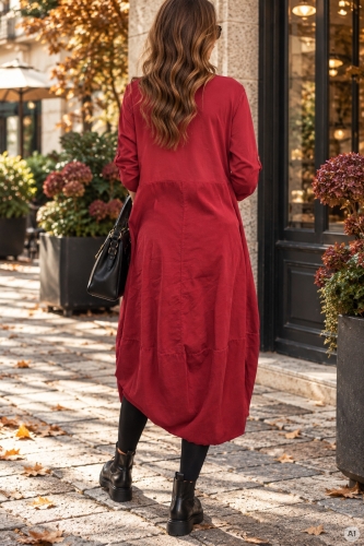 Luźna czerwona sukienka maxi oversize Choletola z kieszeniami.