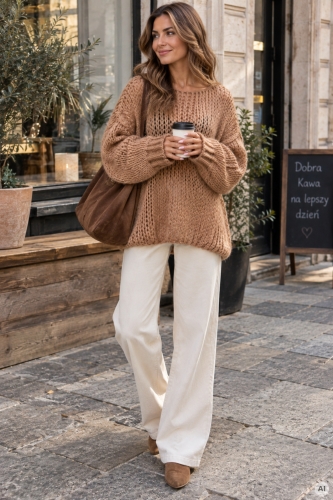 Camelowy sweter damski oversize z dekoracyjnym ażurowym splotem Pegalajar