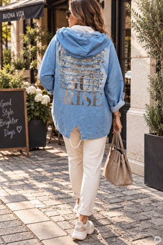 Modna kurtka jeansowa damska light denim blue Lucillo z dużym kapturem, efektownym nadrukiem i oversize’owym krojem