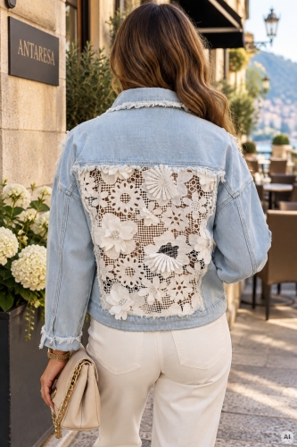 Elegancka kurtka jeansowa light denim blue Sotresgudo z dekoracyjną koronką, ażurowymi detalami i modnym krojem