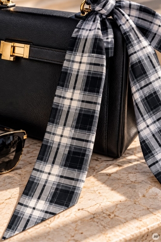 Czarna apaszka Latacunga z wzorem w kratkę, wąskim fasonem i eleganckim stylem francuskim
