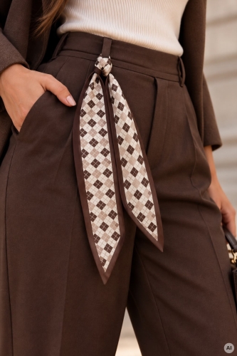 Brązowa apaszka Latacunga z wzorem w kratkę, wąskim fasonem i eleganckim stylem inspirowanym modą francuską