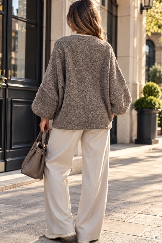 Sweter boucle Partaloa w kolorze umbra z okrągłym dekoltem, miękką strukturą i krojem oversize