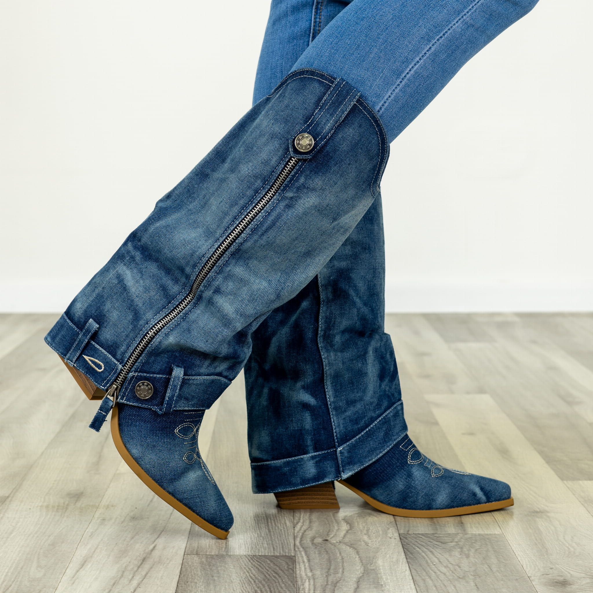 KOWBOJKI JEANSOWE Z HAFTEM NA SUWAK Z DEKORACYJNYMI SZLUFKAMI CAMPOFRANCO DENIM BLUE
