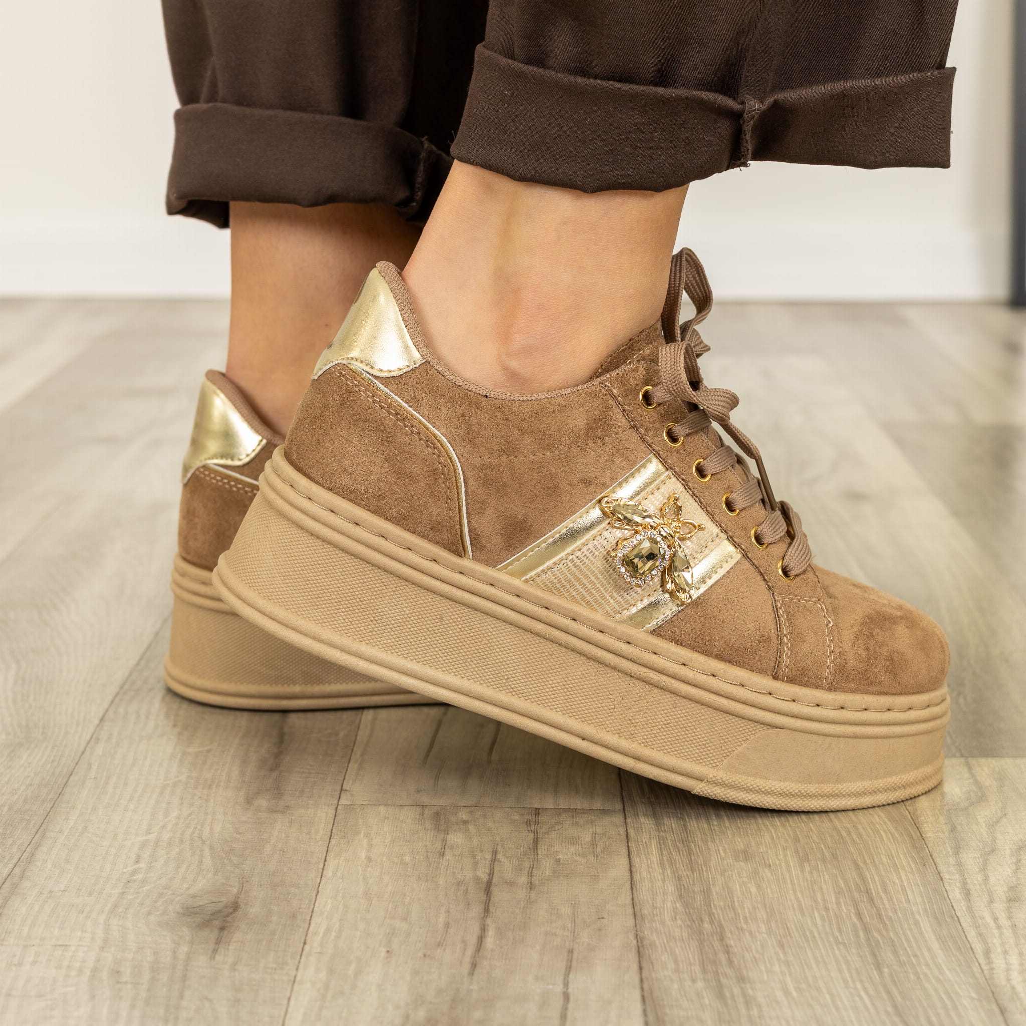 SNEAKERSY ZAMSZOWE NA WYSOKIEJ PLATFORMIE Z OZDOBNYM MOTYWEM I ZŁOTYMI AKCENTAMI PONTELANDOLFO FANGO