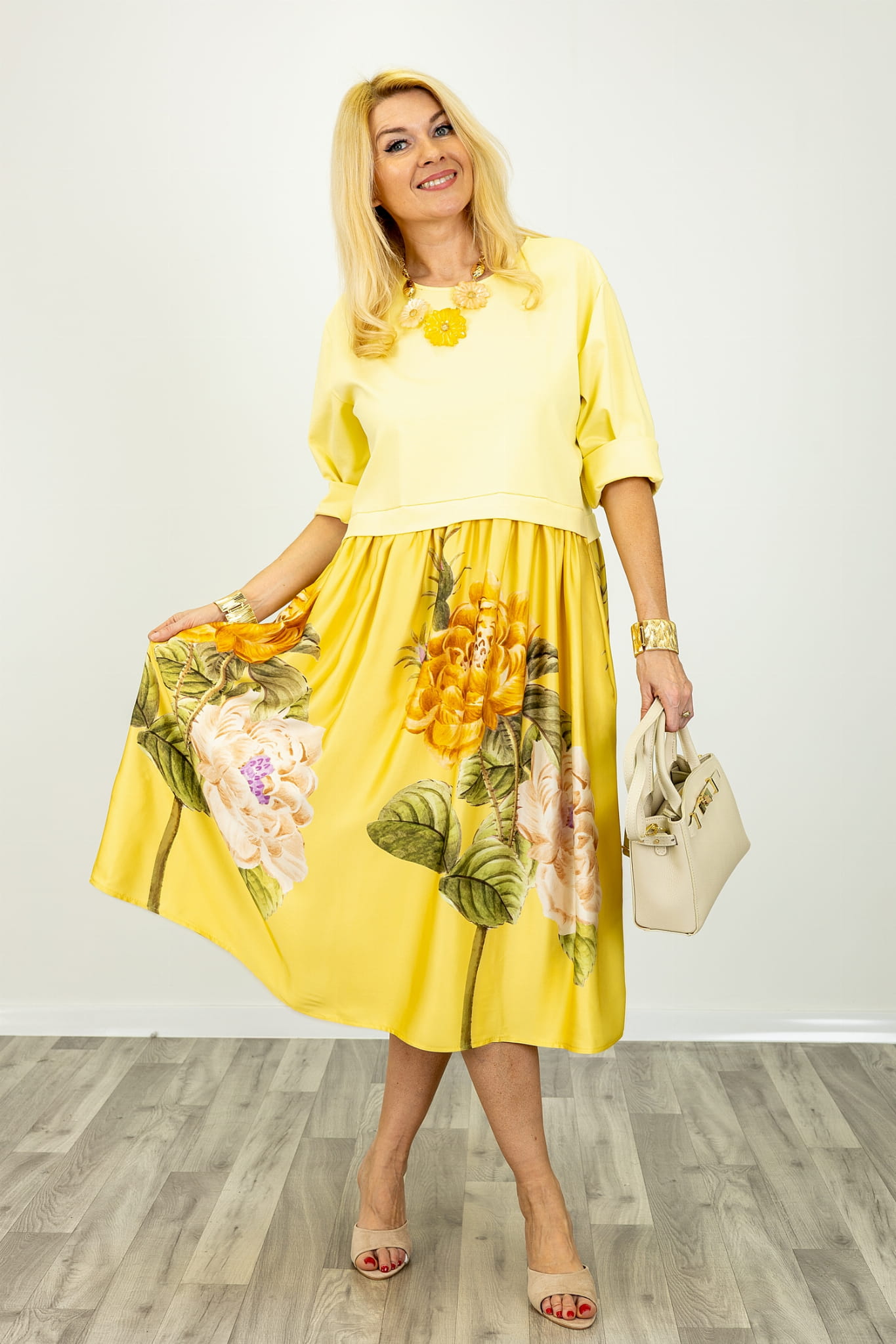 SUKIENKA OVERSIZE W KWIATY SPECCHIA MIDI Z STYNOWYM DOŁEM PASTELOWA ŻÓŁTA