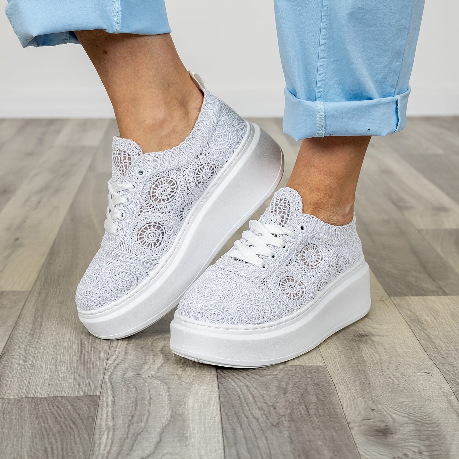 SNEAKERSY AŻUROWE NA PLATFORMIE WIĄZANE Z DEKORACYJNYM WZOREM NOLI BIAŁE