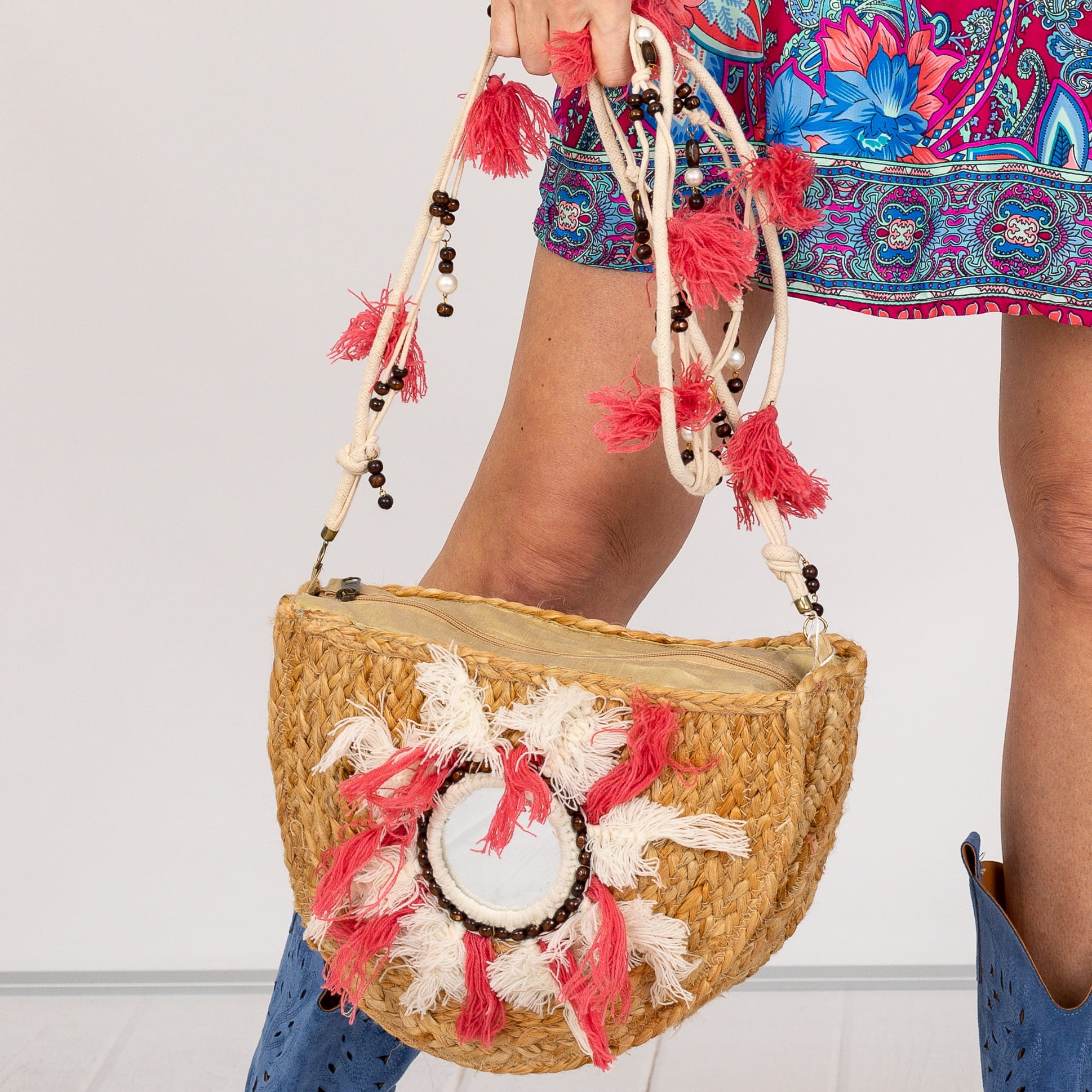 TOREBKA PÓŁOKRĄGŁA PLECIONA KORALOWA Z LUSTERKIEM CHWOSTAMI I KORALIKAMI NA DŁUGIM PASKU BOHO STYLE MONTESPERTOLI