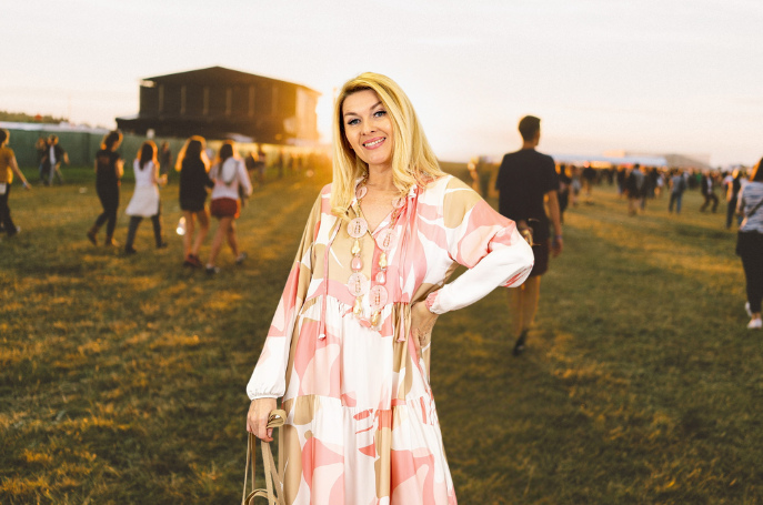 Włoska moda premium w rytmie lat 70. Odkryj najmodniejsze festiwalowe outfity z Antaresa.pl